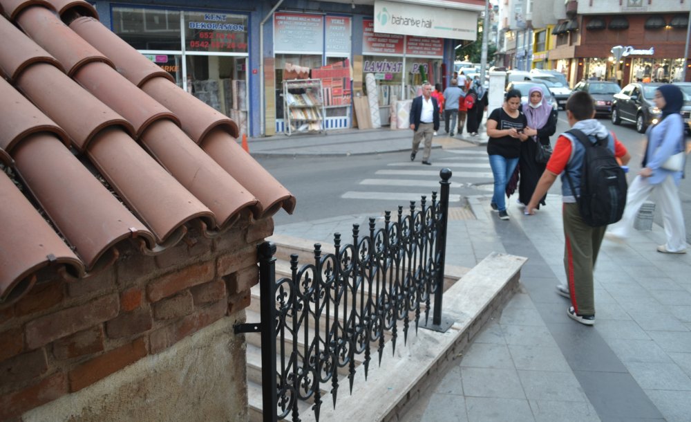 Yeni Restore Edilen Tarihi Çeşmenin Demirleri Çalındı