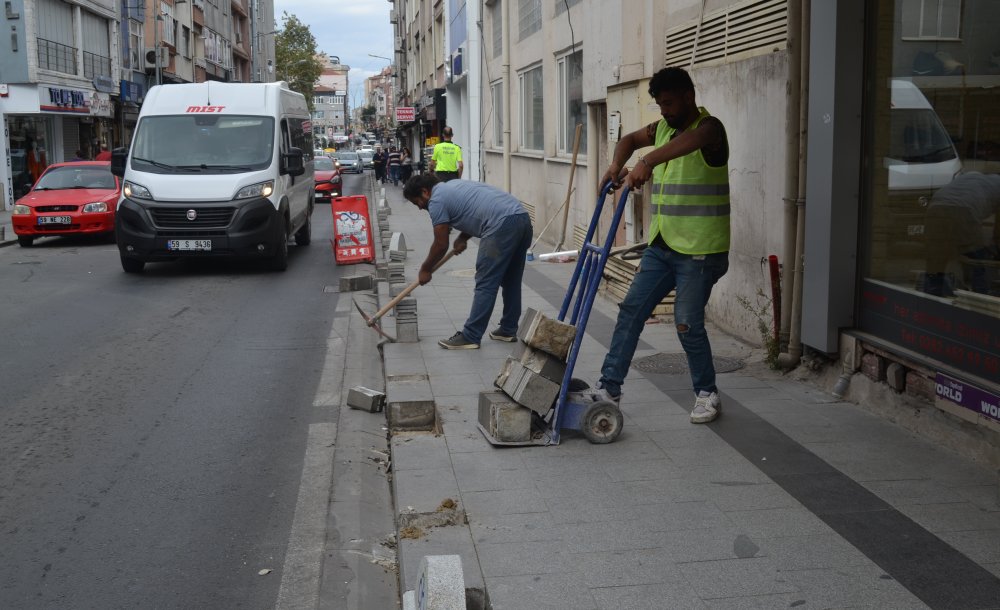 Kumyol Caddesi'nde Kaldırım Taşları Değiştiriliyor