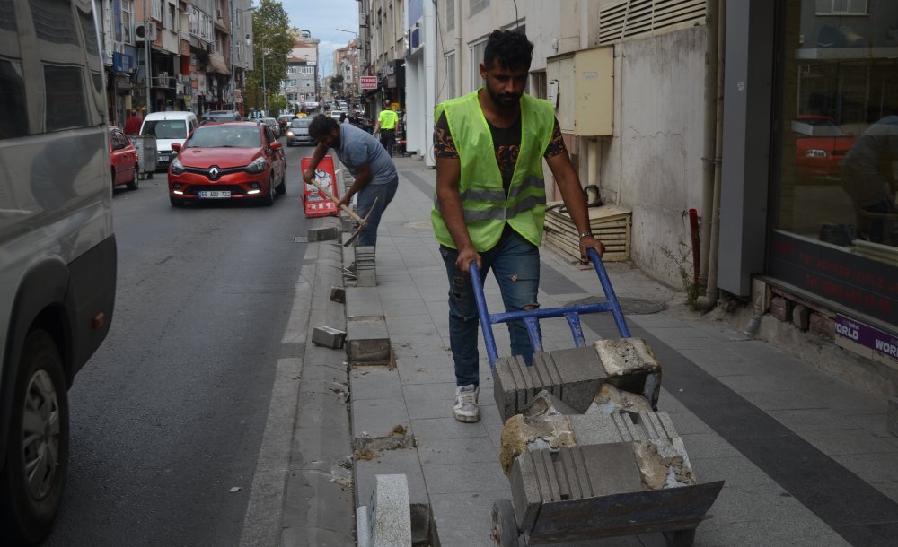 Kumyol Caddesi'nde Kaldırım Taşları Değiştiriliyor