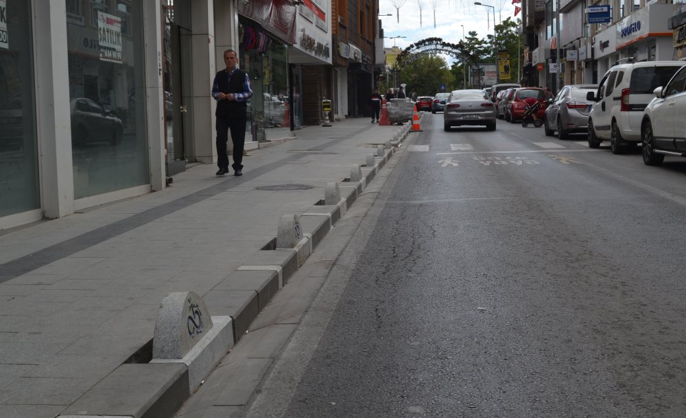 Kumyol Caddesi'nde Kaldırım Taşları Değiştiriliyor