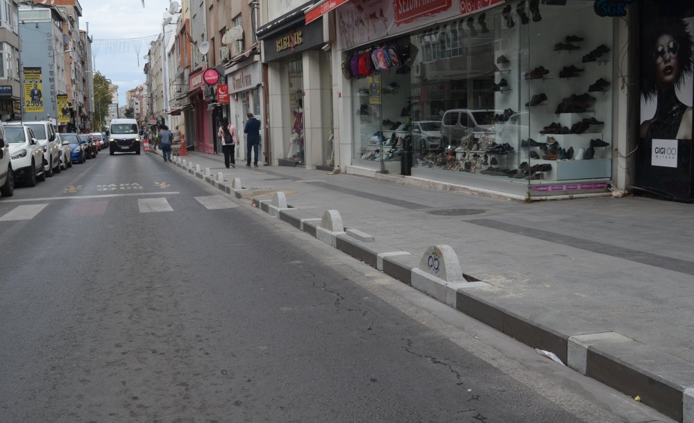 Kumyol Caddesi'nde Kaldırım Taşları Değiştiriliyor
