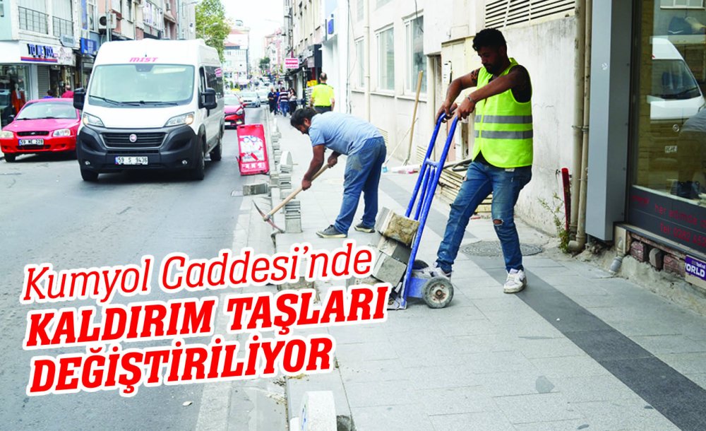 Kumyol Caddesi'nde Kaldırım Taşları Değiştiriliyor