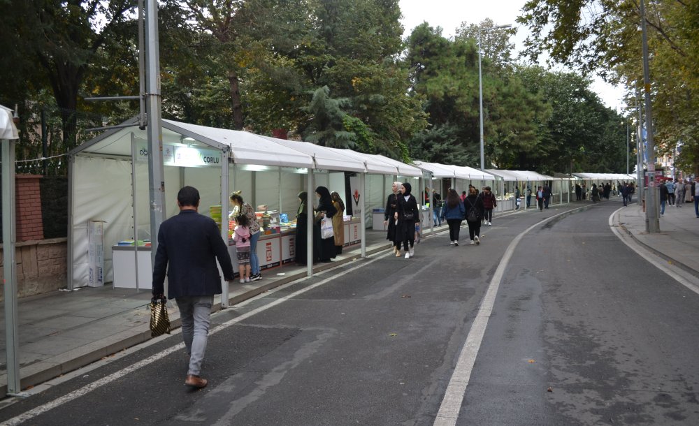 Kitap Fuarı İlk Gün Yağmurun Azizliğine Uğradı
