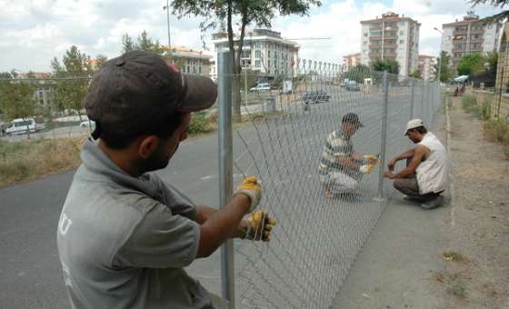 Caddeyi Tel Örgüyle Kapattı