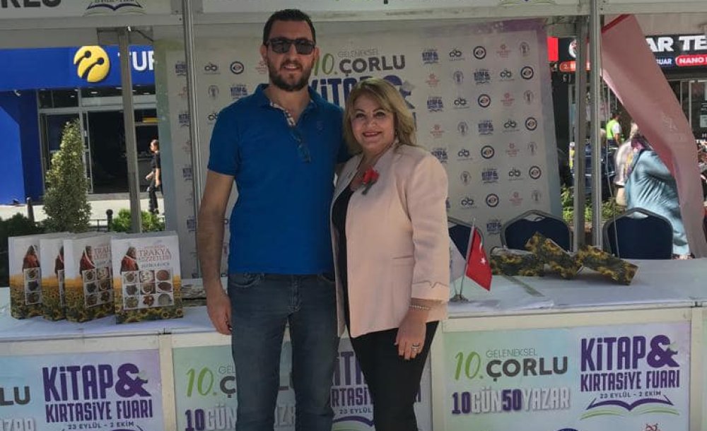 Yazar Şefika Koca İlgi Odağı Oldu 