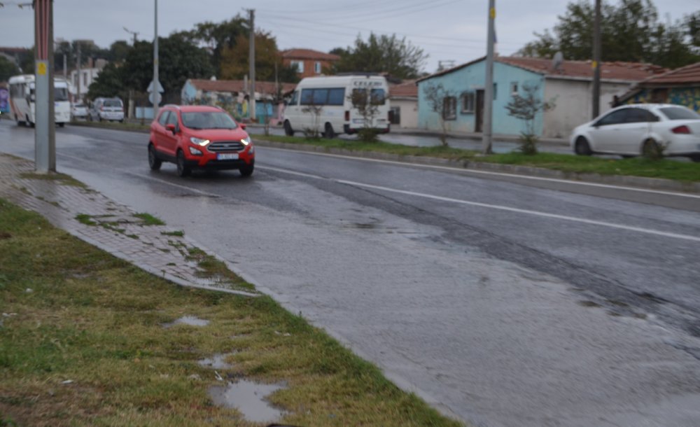 Su Patlağı Nedeniyle Fatih Caddesi Göle Döndü 
