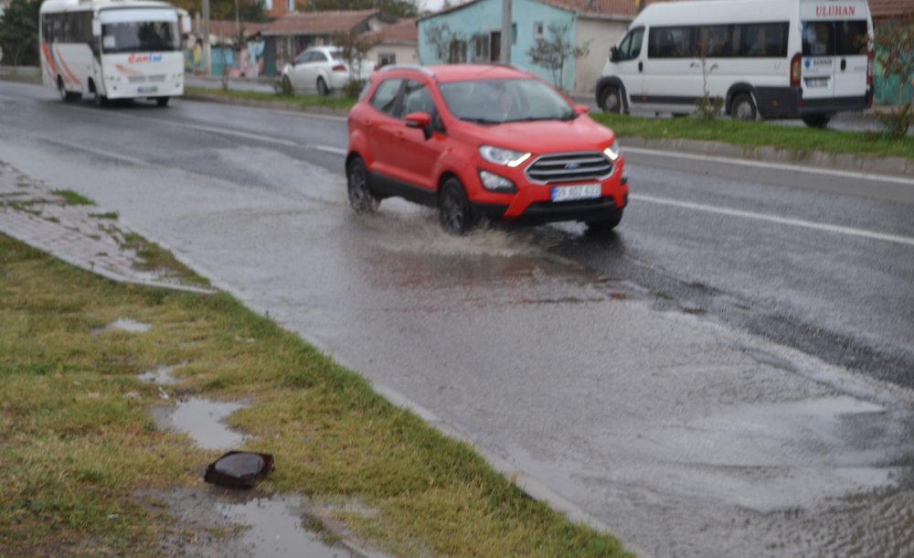 Su Patlağı Nedeniyle Fatih Caddesi Göle Döndü 