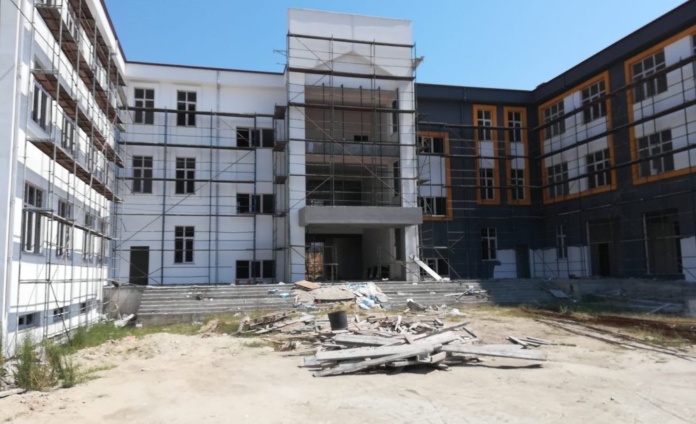 Hayırseverlerin Yaptığı Okulun Bahçe Duvarları Da Yapılıyor