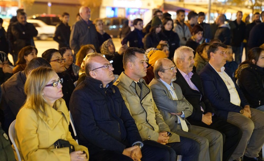 Chp Gençlik Kolları Ata'ya Saygı Nöbeti Düzenledi