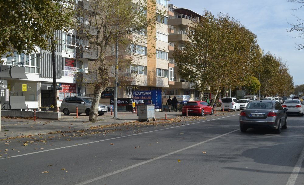 Omurtak Caddesi Temizlenmeyi Bekliyor