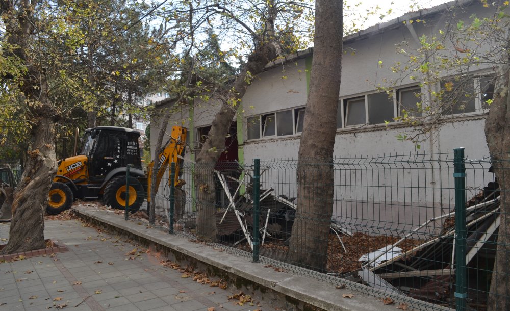Eski Tiyatro Salonunda Güçlendirme Çalışmaları Başladı
