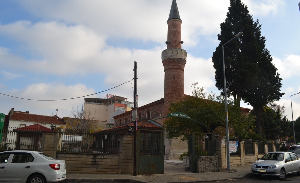 Devrilen Ağaç Yerinden Kaldırıldı 