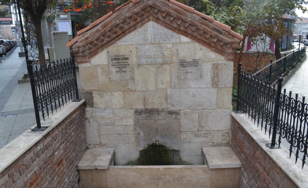 Tarihi Çeşmenin Kitabesindeki Yazılar Zarar Gördü 