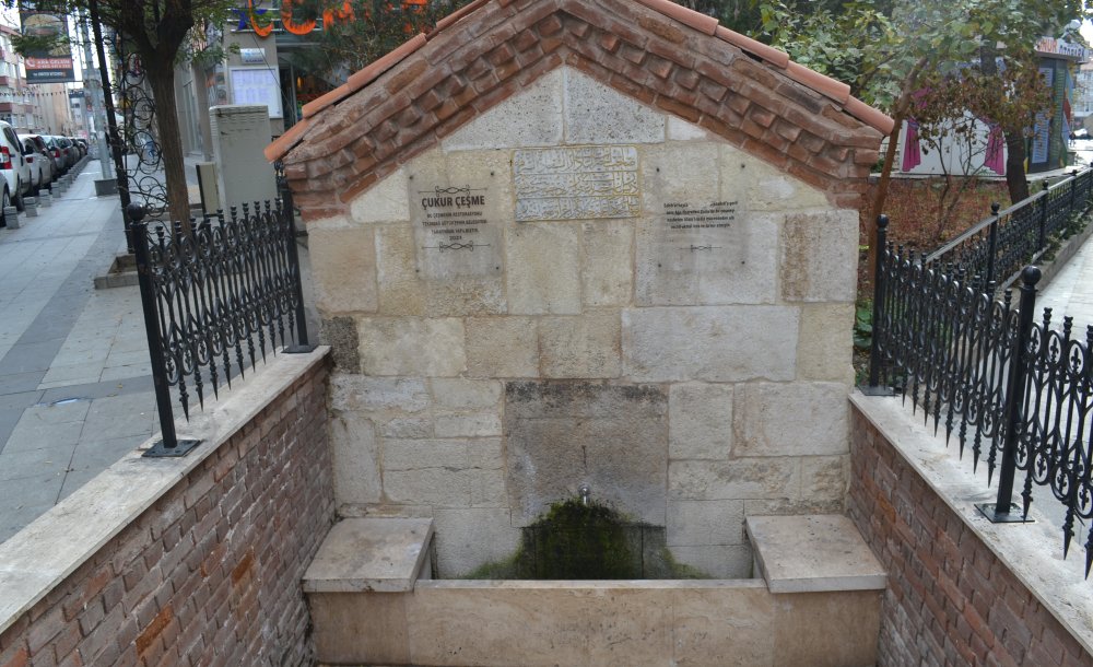 Tarihi Çeşmenin Kitabesindeki Yazılar Zarar Gördü 