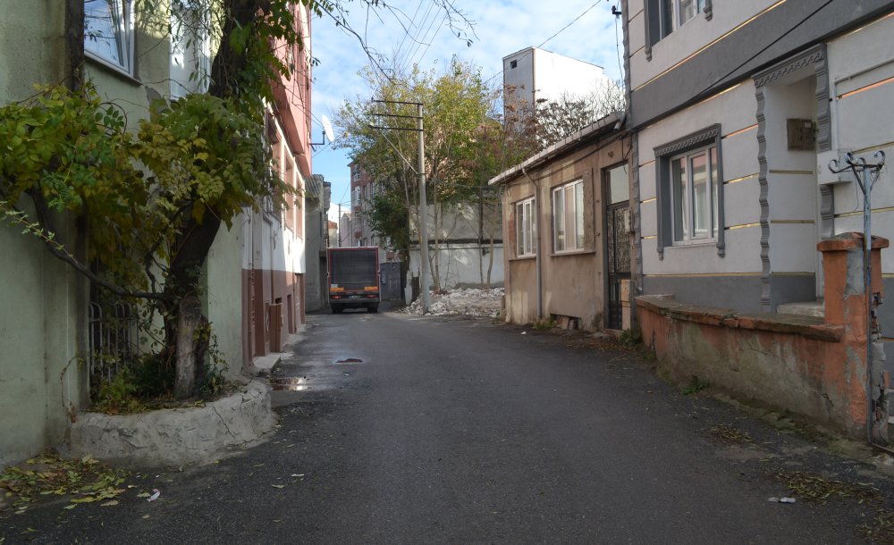 Aynı Sokaktaki 3'Üncü Metruk Binada Yıkıldı 