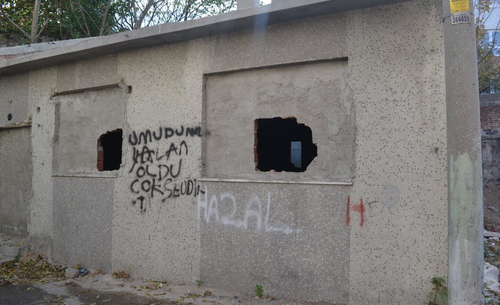 Aynı Sokaktaki 3'Üncü Metruk Binada Yıkıldı 