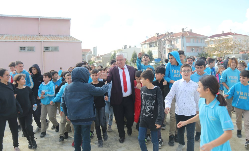 Öğrencilerden Başkan Yüksel'e Sevgi Gösteri