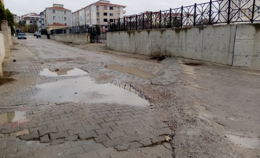 Okulun Önündeki Yol Çökmüş Durumda 