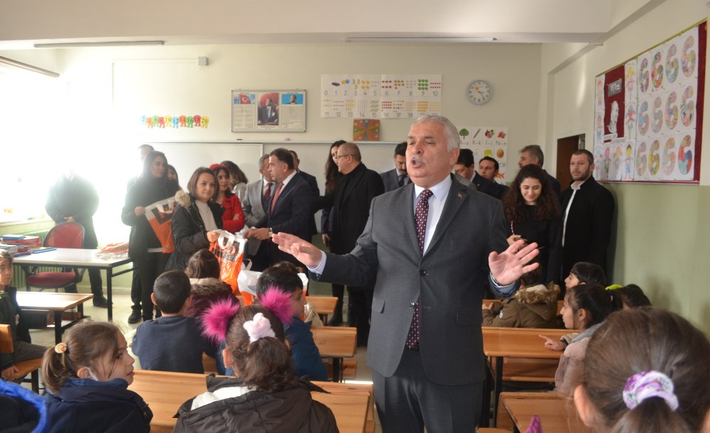 500 Öğrenciye Ayakkabı Dağıtıldı 
