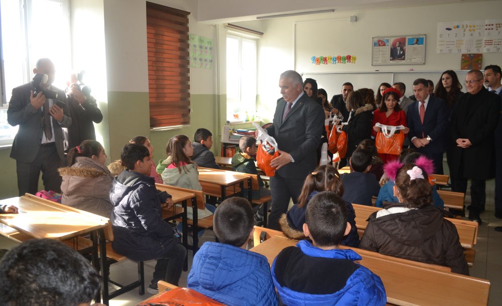 500 Öğrenciye Ayakkabı Dağıtıldı 
