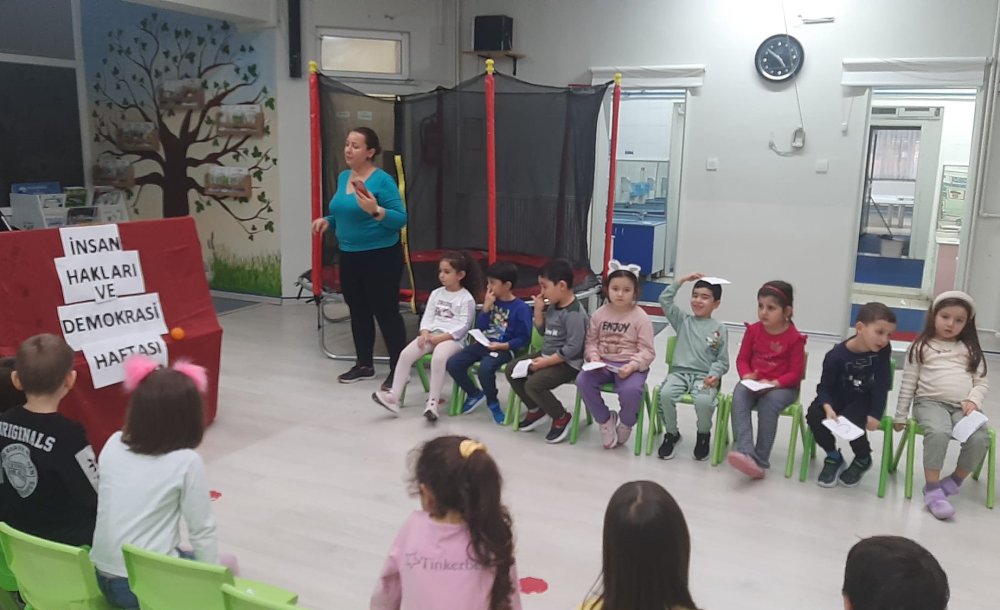 Minik Öğrencilerinden İnsan Hakları Günü Etkinliği