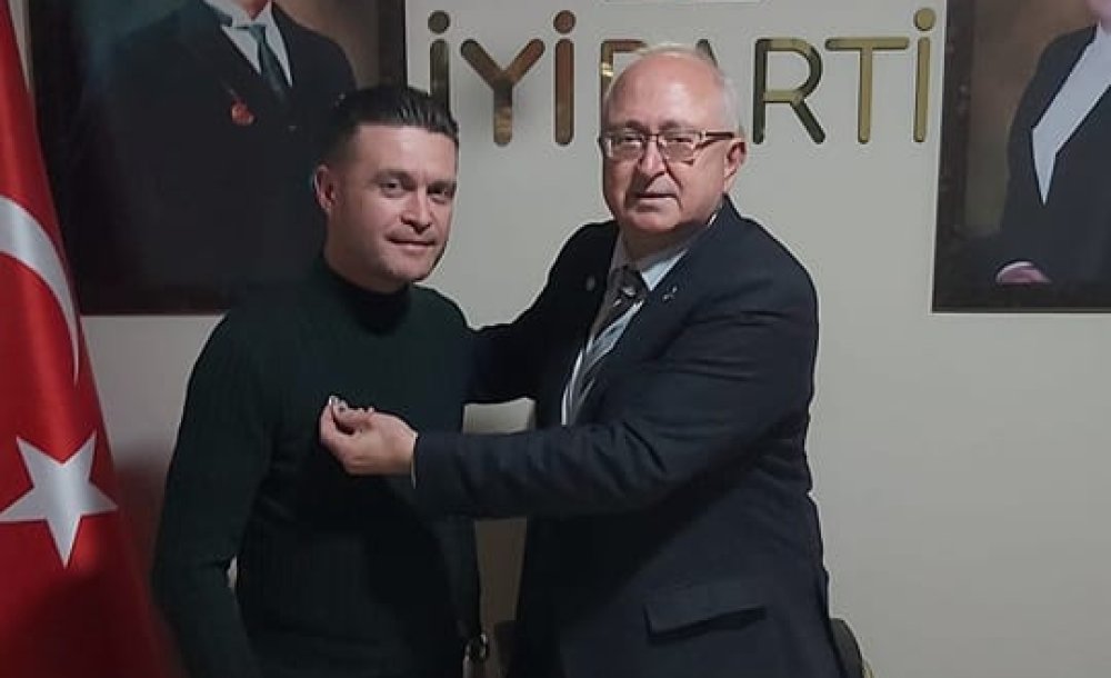 Akın Yılmaz, Üye Olanların Rozetlerini Taktı 