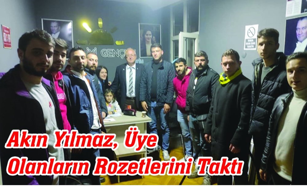 Akın Yılmaz, Üye Olanların Rozetlerini Taktı 