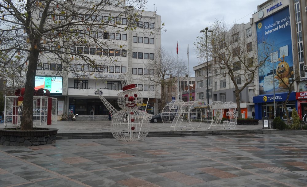 Yeni Yıl İçin Meydanlar Süslenmeye Başladı 