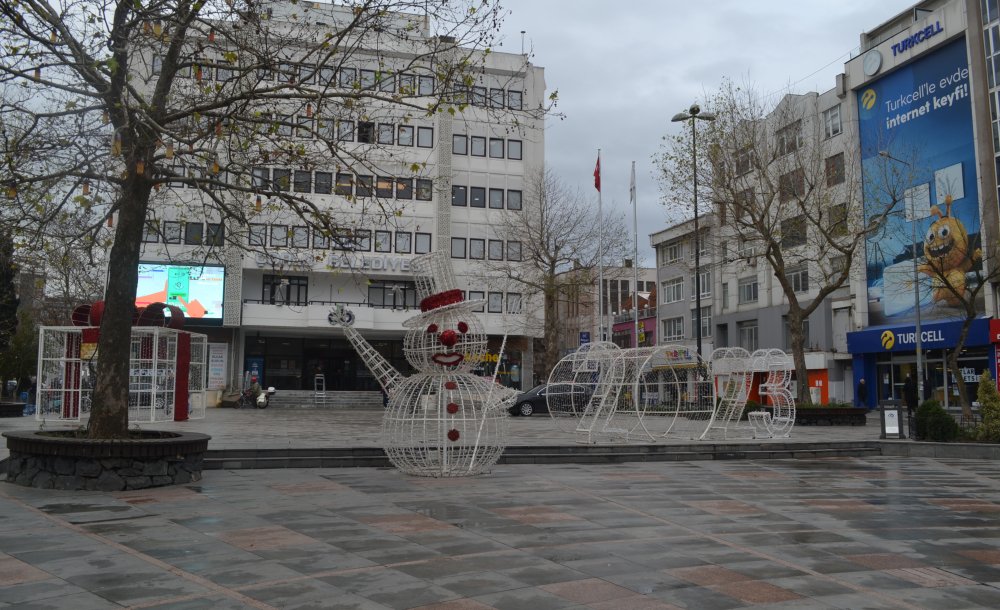 Yeni Yıl İçin Meydanlar Süslenmeye Başladı 