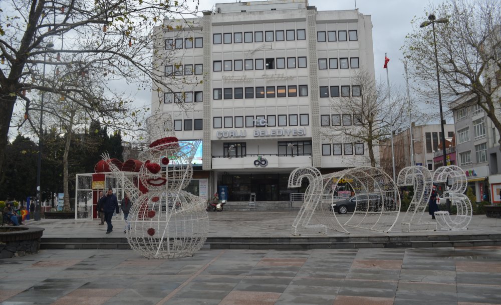 Yeni Yıl İçin Meydanlar Süslenmeye Başladı 