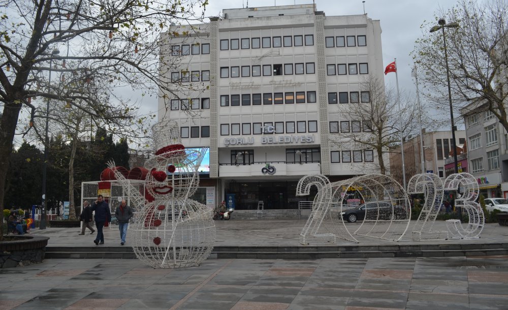 Yeni Yıl İçin Meydanlar Süslenmeye Başladı 