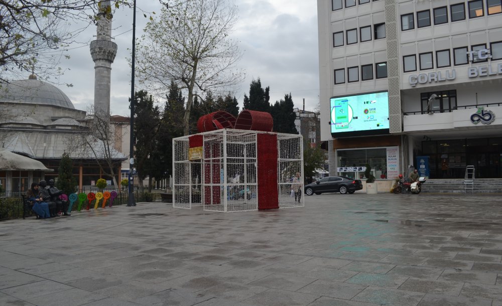 Yeni Yıl İçin Meydanlar Süslenmeye Başladı 