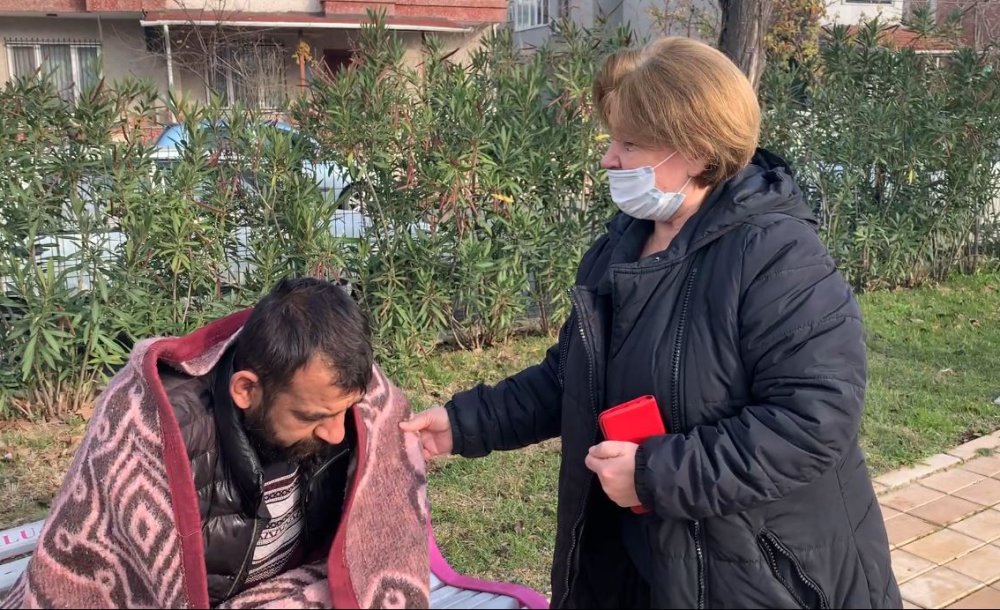 Soğukta Parkta Yatan Kişi Yürekleri Sızlattı 