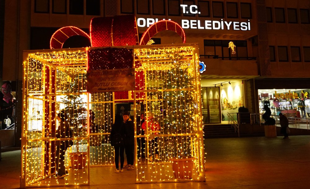 Meydanlar Işık Ve Figürlerle Süslendi