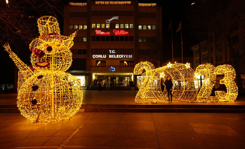 Meydanlar Işık Ve Figürlerle Süslendi