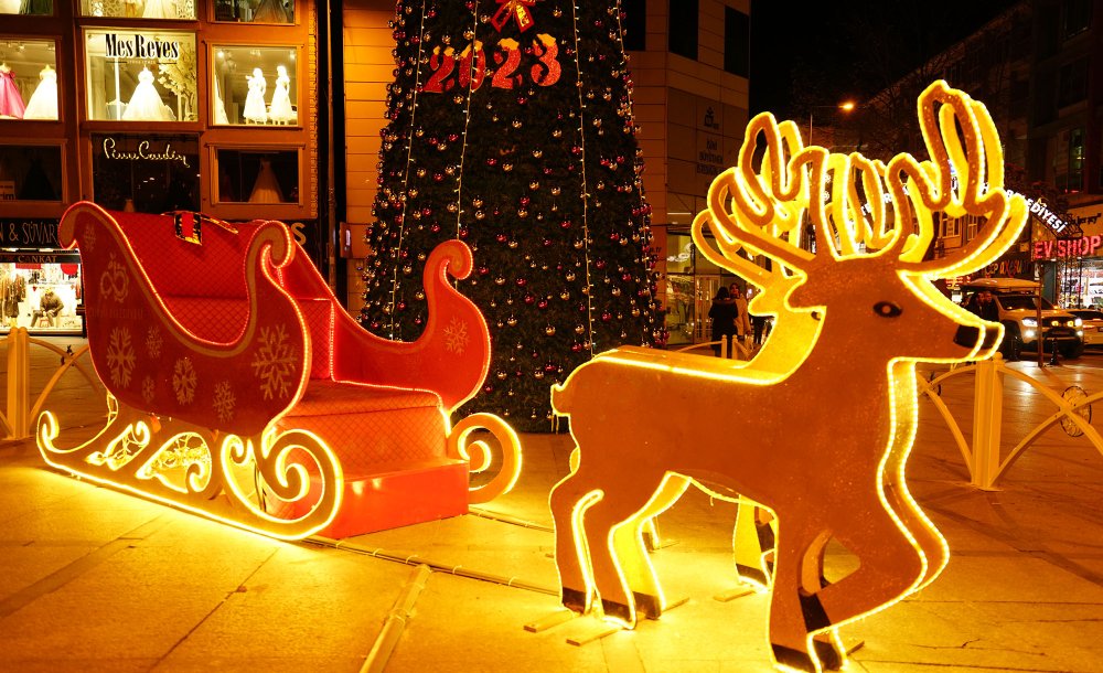 Meydanlar Işık Ve Figürlerle Süslendi