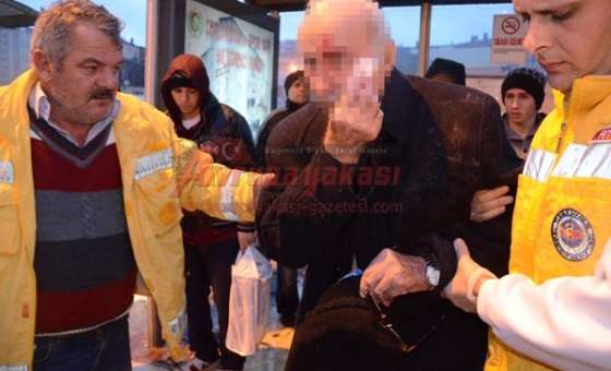 Su Dolu Kaldırım Yaşlı Adamı Hastanelik Etti  