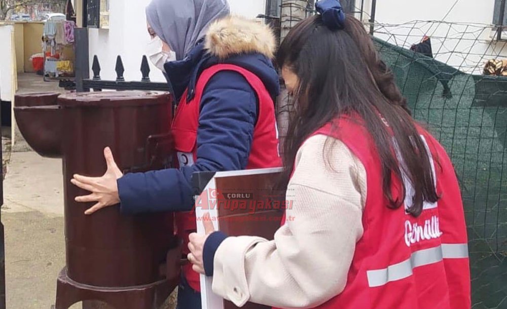 Kızılay Aileye Soba Desteği Verdi 