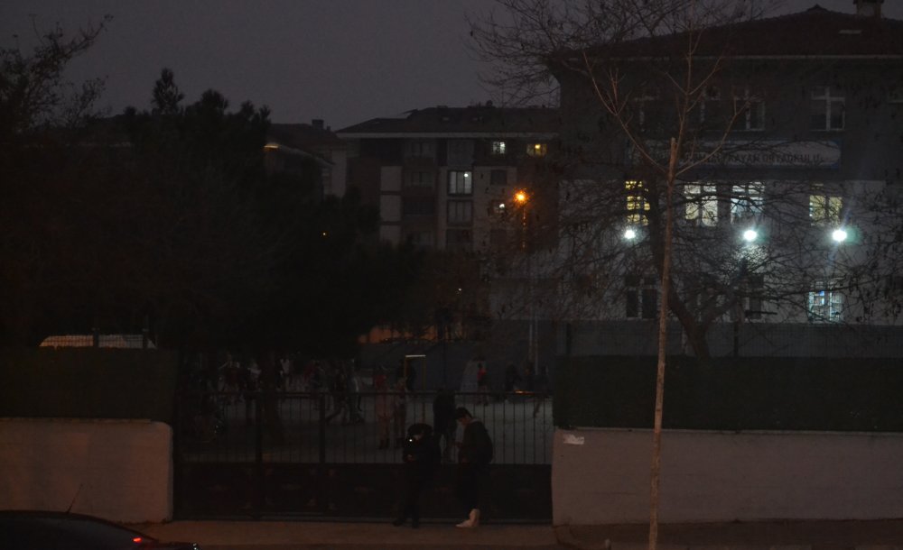 Öğrenciler Karanlıkta Teneffüse Çıkıp, Oyun Oynuyor