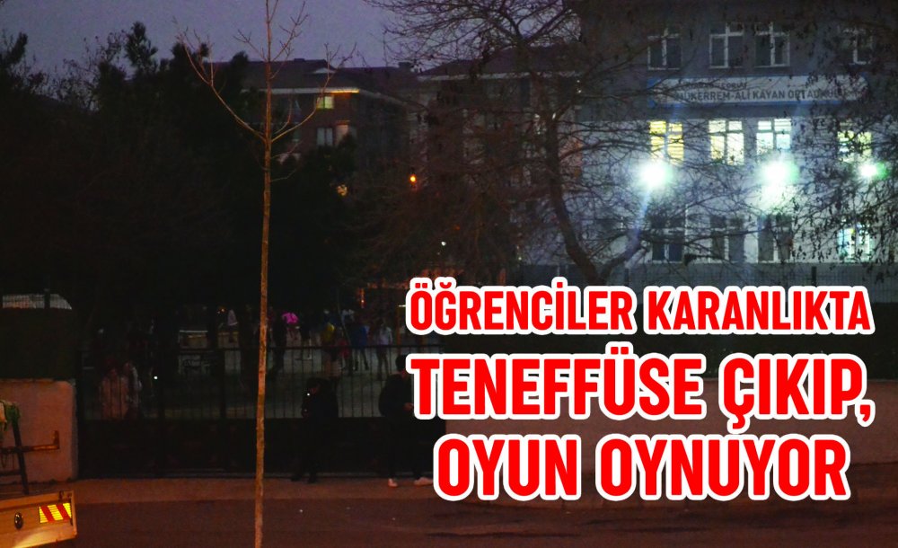 Öğrenciler Karanlıkta Teneffüse Çıkıp, Oyun Oynuyor