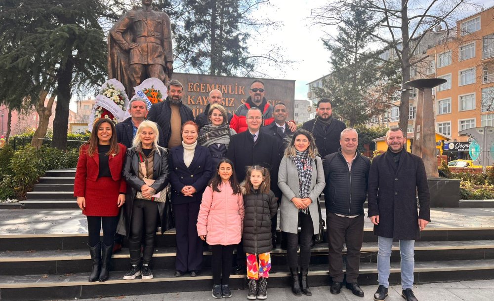 Dernekler Atatürk Anıtına Çelen Sundu 