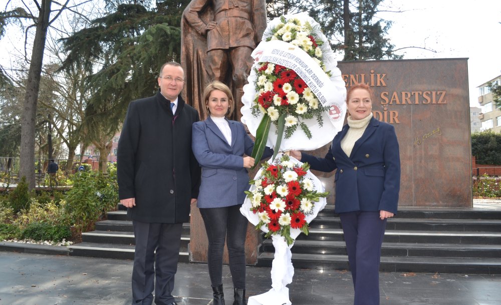 Dernekler Atatürk Anıtına Çelen Sundu 