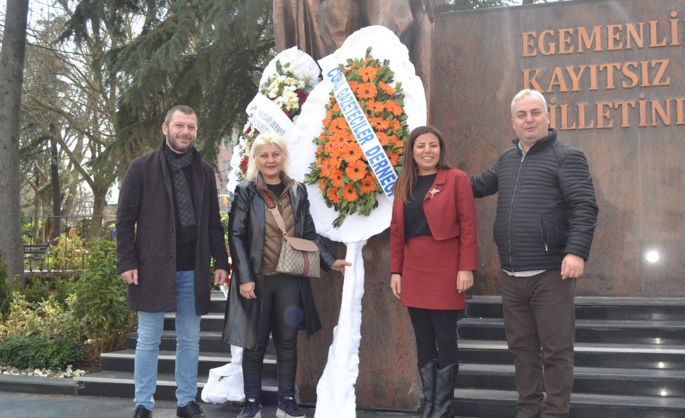 Dernekler Atatürk Anıtına Çelen Sundu 