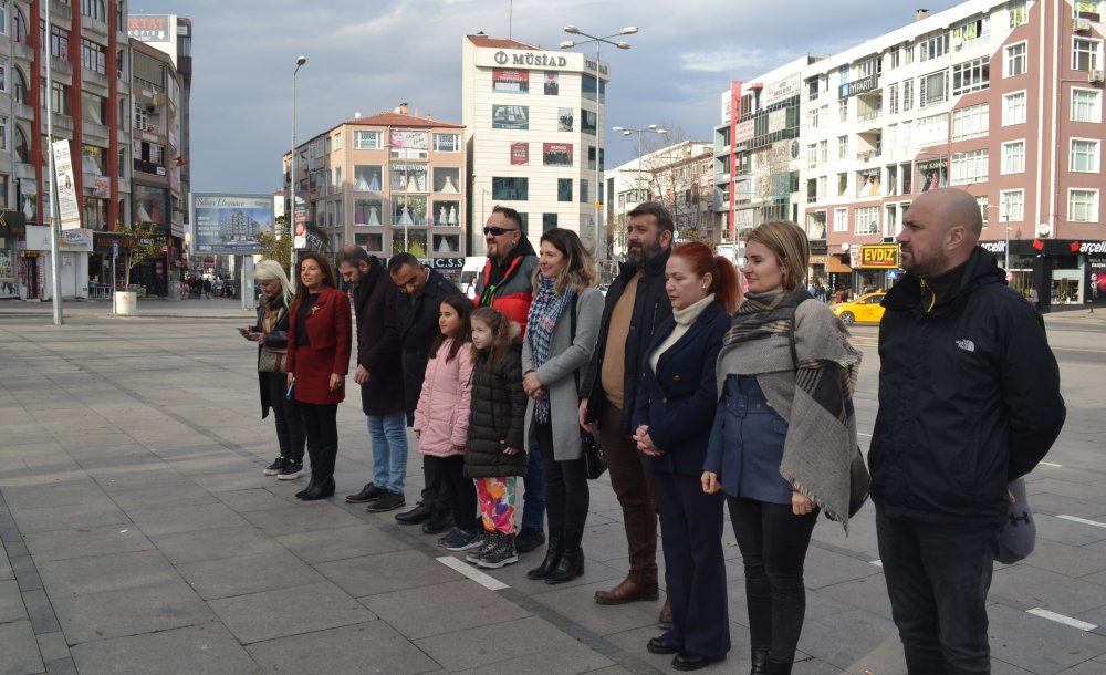 Dernekler Atatürk Anıtına Çelen Sundu 