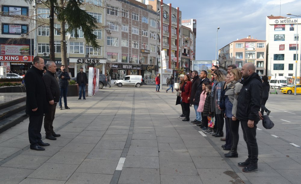 Dernekler Atatürk Anıtına Çelen Sundu 