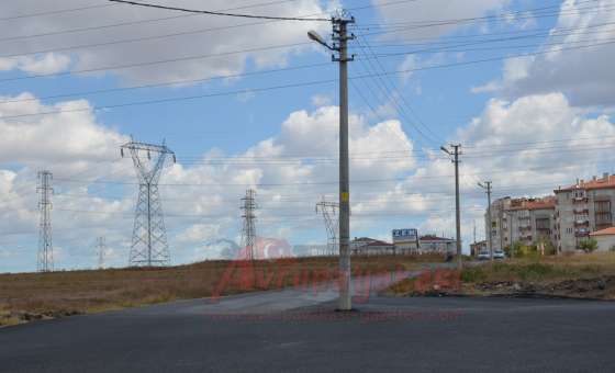 Elektrik Direği Yolun Ortasında Kaldı