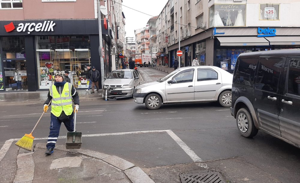 Maddi Hasarlı Kazada Yön Tabelası Devrildi