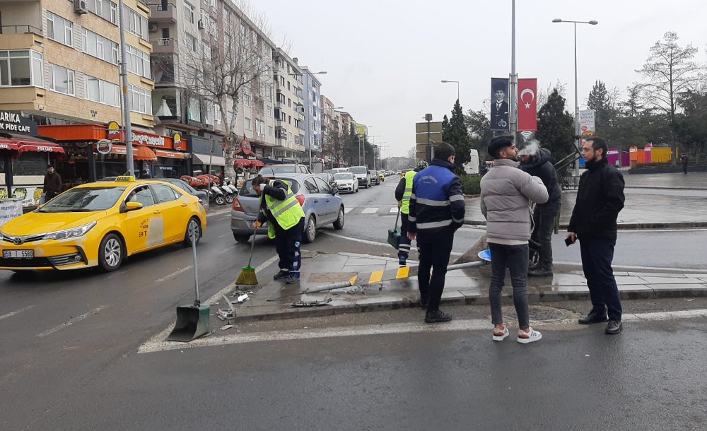 Maddi Hasarlı Kazada Yön Tabelası Devrildi