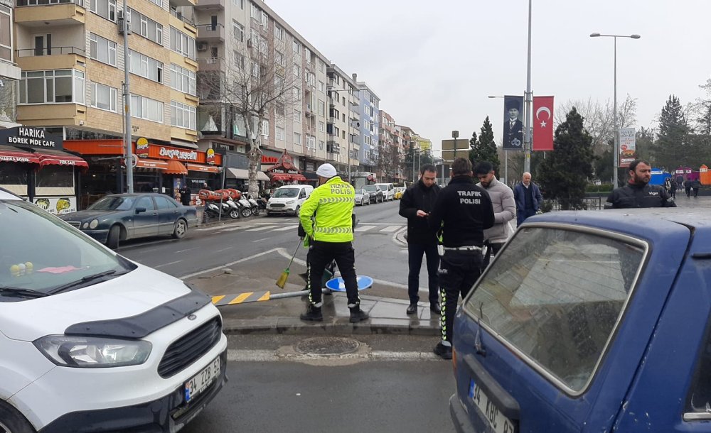 Maddi Hasarlı Kazada Yön Tabelası Devrildi