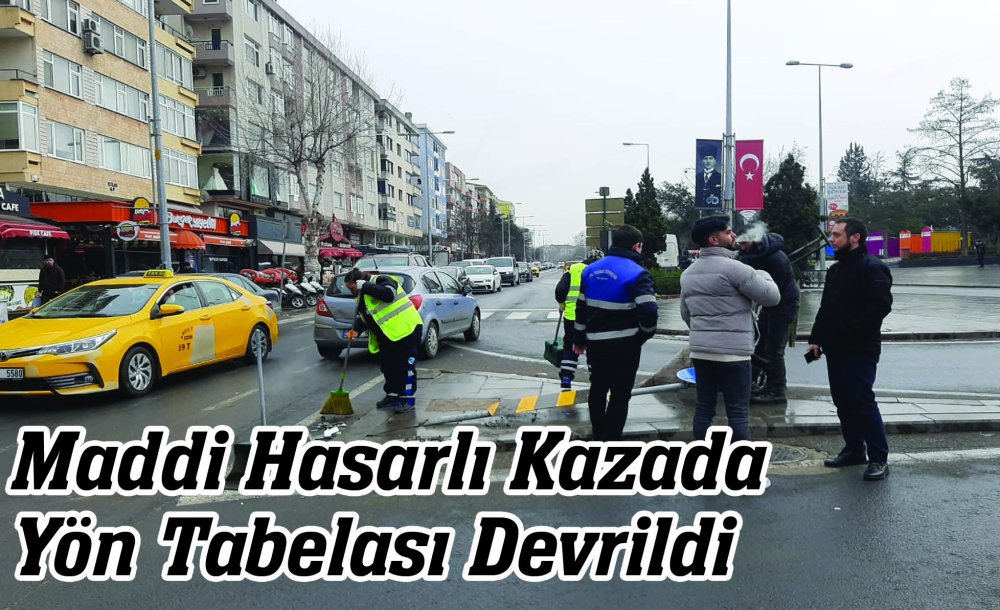 Maddi Hasarlı Kazada Yön Tabelası Devrildi